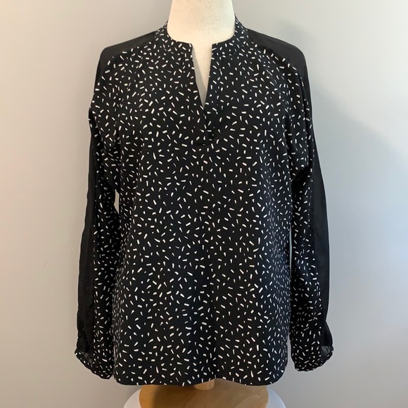 Banana Republic Tops - Banana Republic V-Neck Blouse in Black & White